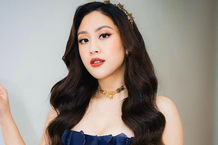 Sherina Munaf memeluk kucing Lili yang kurus usai diselamatkan. (Instagram.com @sherinamunaf)

