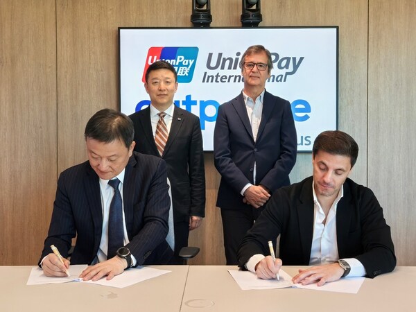 Left to right: Larry Wang, CEO of UnionPay International; Dong Junfeng, Chairman of China UnionPay and UnionPay International; Luis Maroto, President and CEO, Amadeus; Sam Abdou, CEO, Outpayce from Amadeus